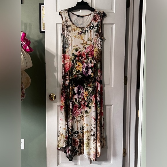 Lily Dresses & Skirts - Lily Pink Sleeveless Graphic Maxi Dress